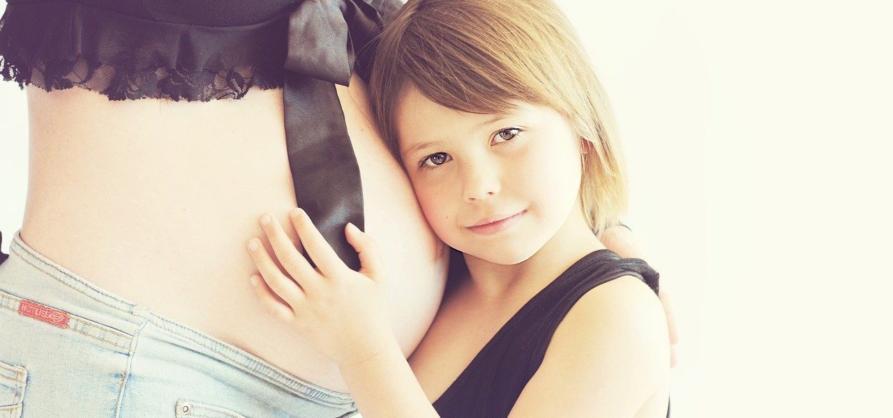 Bologna, partorisce in auto grazie a un'infermiera in videochiamata