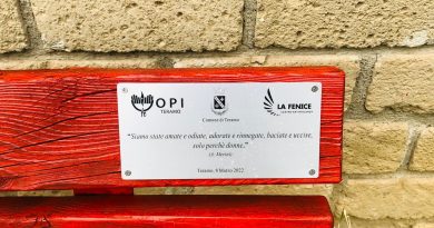 8 marzo: l'OPI Teramo dipinge di rosso una panchina nel giardino Florence Nightingale