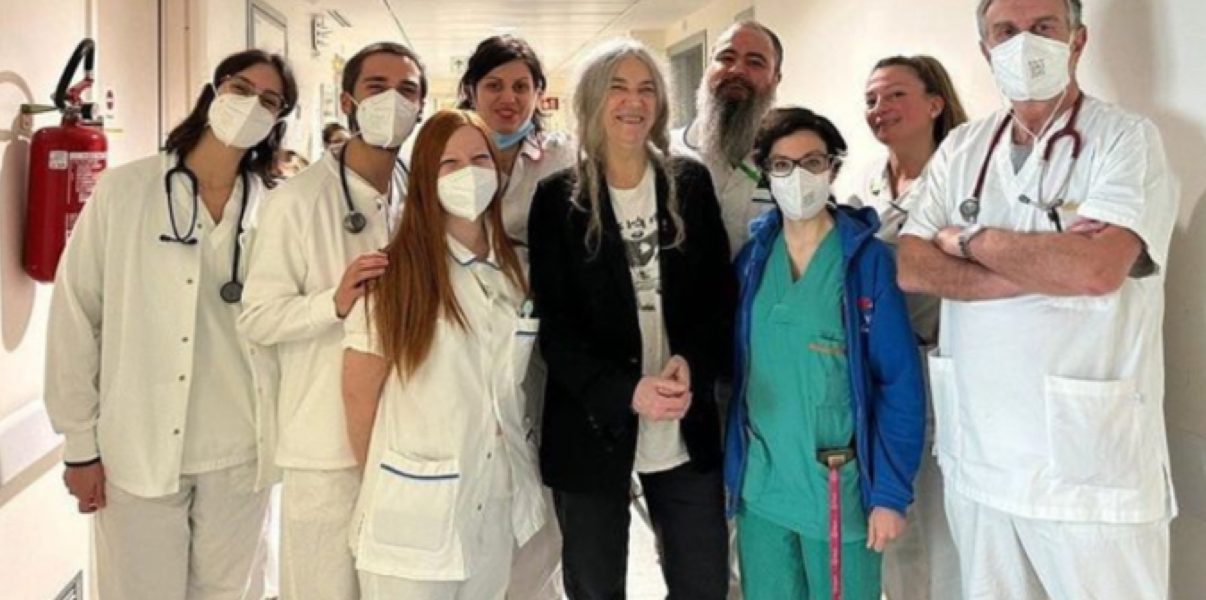 Bologna. Patti Smith si riprende dopo il malore: “Ringraziamenti commossi a medici e infermieri”