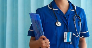 Sanzioni per infermieri che si rivolgono a pazienti trans con pronomi sbagliati: in Uk fanno dicutere le nuove linee guida sul "corretto linguaggio"