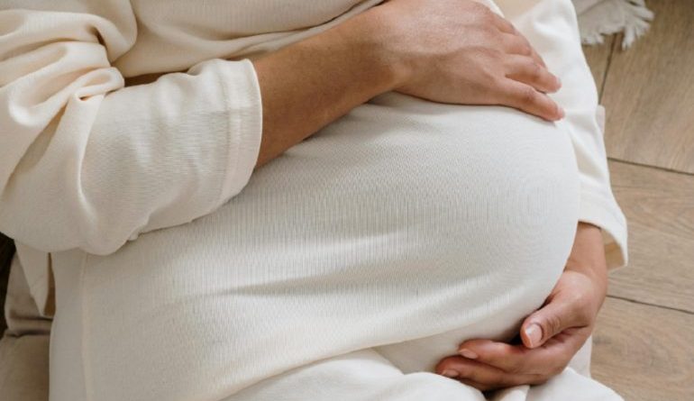 Scopre di essere incinta dopo aver iniziato il percorso per cambiare sesso. L'esperto: "Caso molto delicato"