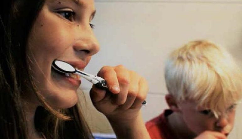 Genova, scuola elementare richiede certificato medico per lavarsi i denti: genitori infuriati