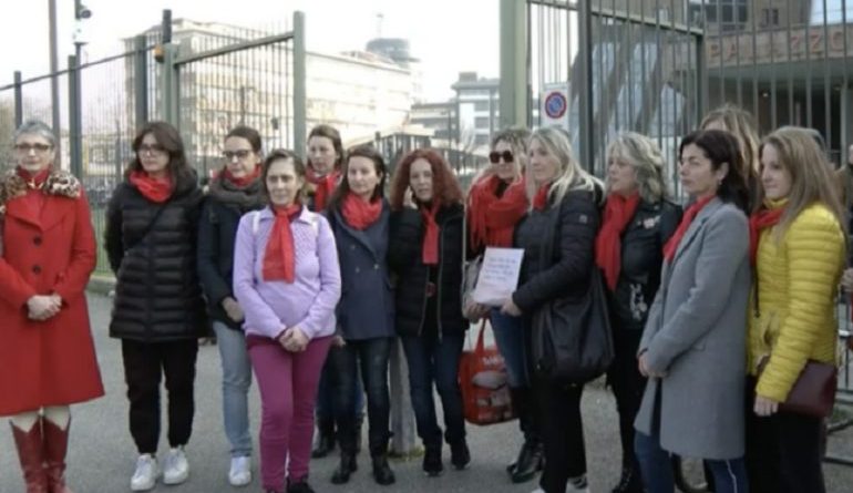 Lavoratrici dell'ospedale di Empoli spiate sotto la doccia: sit-in davanti al tribunale per l'inizio del processo