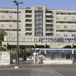 Pensionato trovato morto in una pozza di sangue al Monoblocco di Carrara: 9 indagati tra medici e infermieri