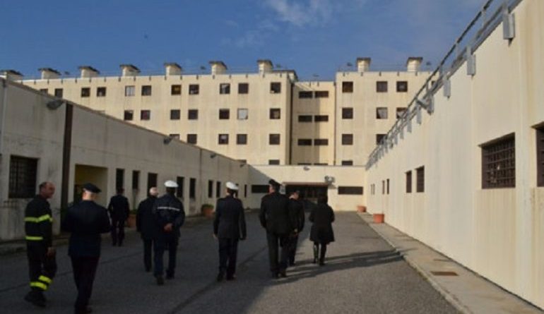 Velletri (Roma), tenta di introdurre droga in carcere: arrestato infermiere