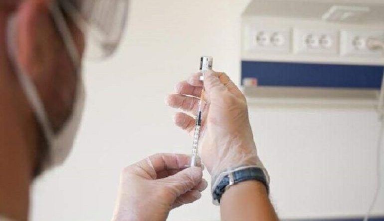 Infermiere fingeva di iniettare vaccini anti-Covid in cambio di denaro: condannato per danno erariale
