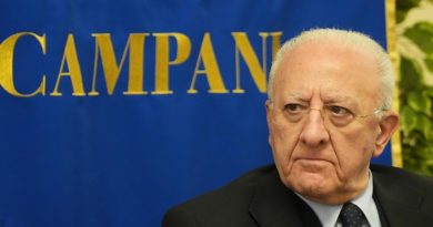 Concorso per 1.274 oss in Campania: che caos! Governatore De Luca: "Bloccato per rischio di compravendita posti"